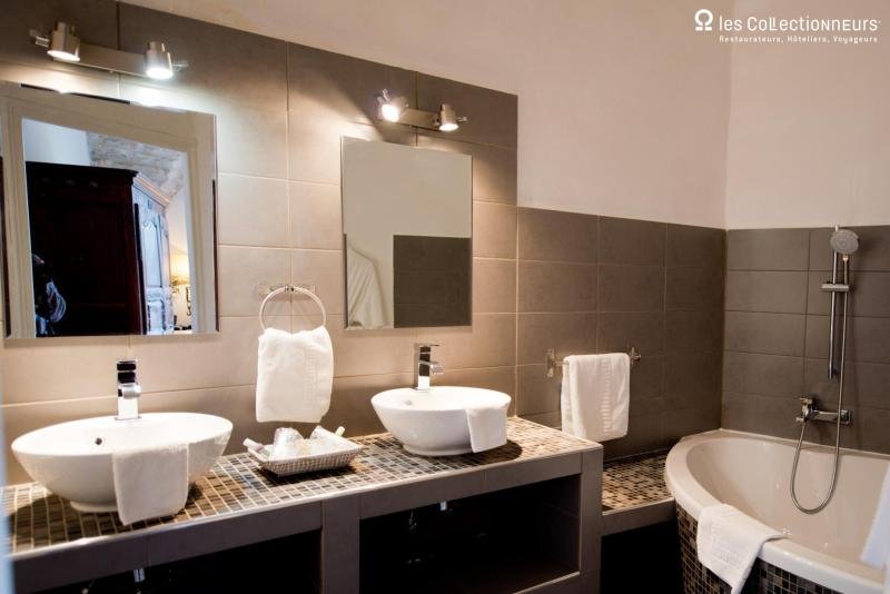 CHATEAU HOTEL ARPAILLARGUES SALLE DE BAINS CHATEAU HOTEL ARPAILLARGUES SALLE DE BAINS