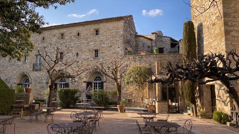 CHATEAU HOTEL ARPAILLARGUES COUR CHATEAU HOTEL ARPAILLARGUES COUR